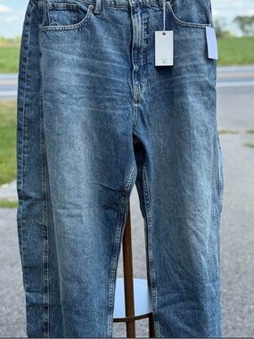 Good American Extreme Barrel Jean